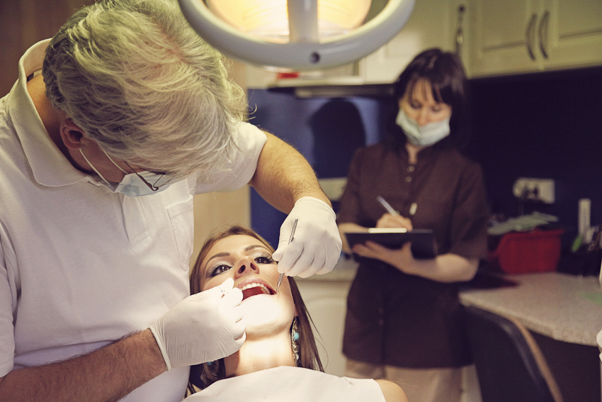 Un examen des dents et de la bouche d'une cliente